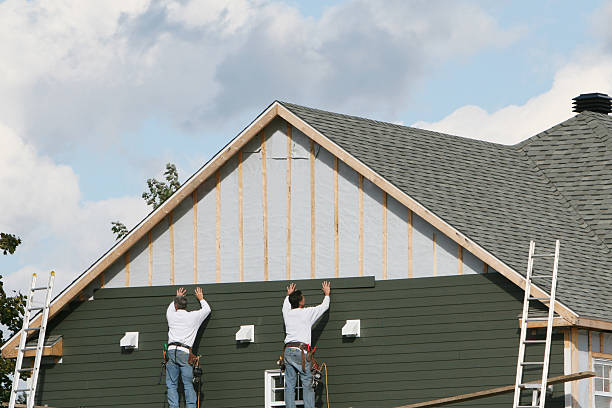 Professional Siding Installation technician working in Vernon Hills, IL